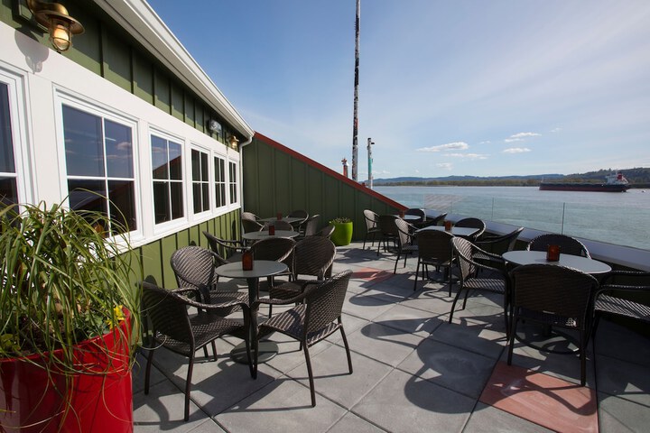 Lounge 65 of 100