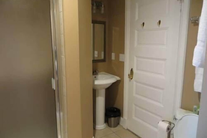 Room 13 of 33