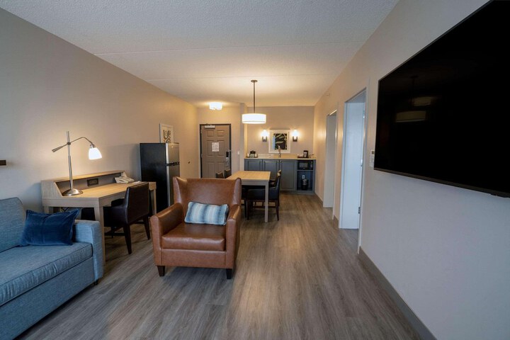 Country Inn & Suites by Radisson State College (Penn State Area), PA