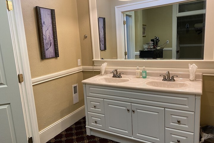 Room 10 of 27