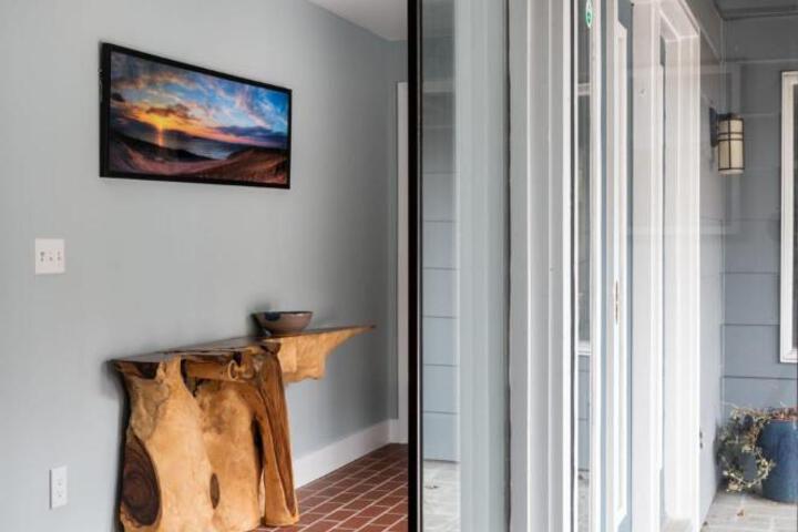 Sandbar Cedar Cottage on Lake Leelanau