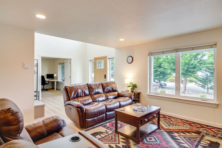 Spacious Bandon Getaway - 2 Blocks to Ocean!
