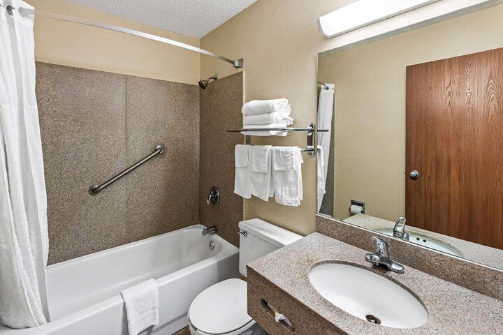 Super 8 by Wyndham Independence Kansas City