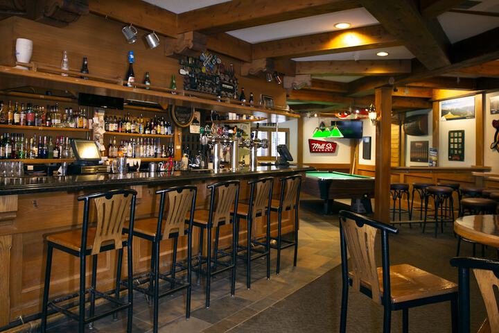 Lounge 21 of 31