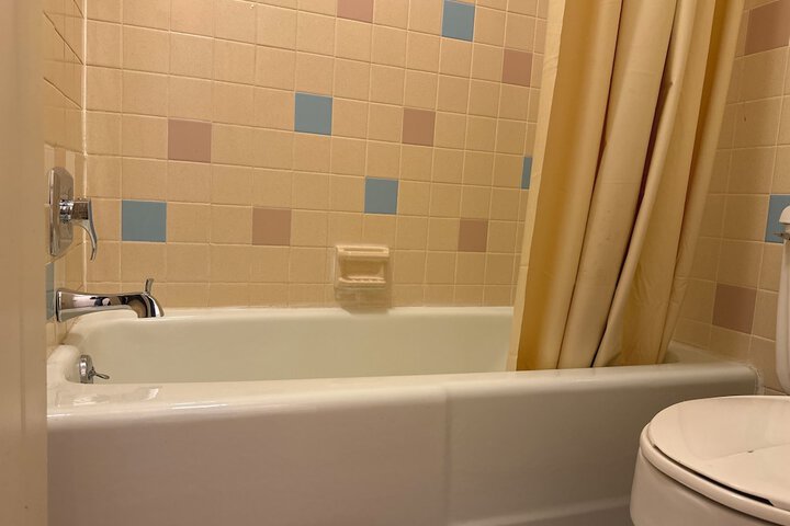 Room 6 of 16