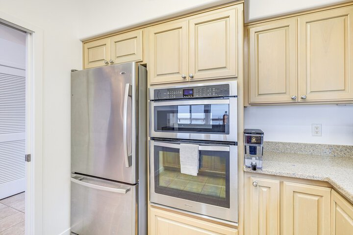 Lovely Rockaway Beach Home w / Pacific Ocean Views!