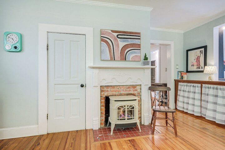 Historic & Charming Pittsboro Home w / Fireplaces