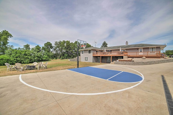 Near Boat Launch: Pet-friendly Grass Lake Getaway