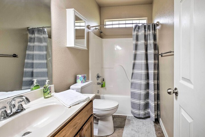 Bella Vista Home w / Yard: Half Mile to Trails!