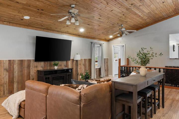 Spacious Cabin Near Hocking Hills and Caves with Hot Tub and Firepit