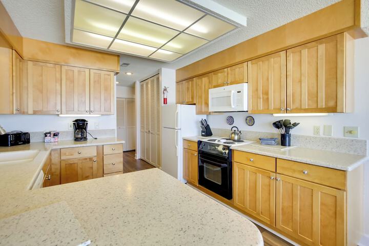 Comfortable Lincoln City Condo w / Patio & Views!