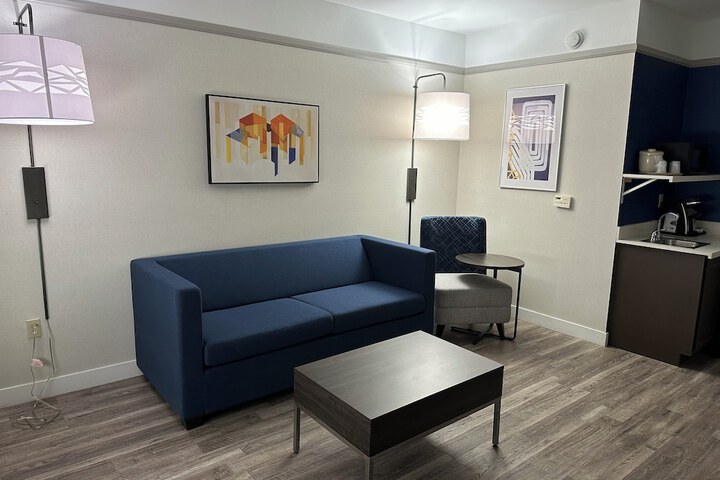 Room 9 of 36