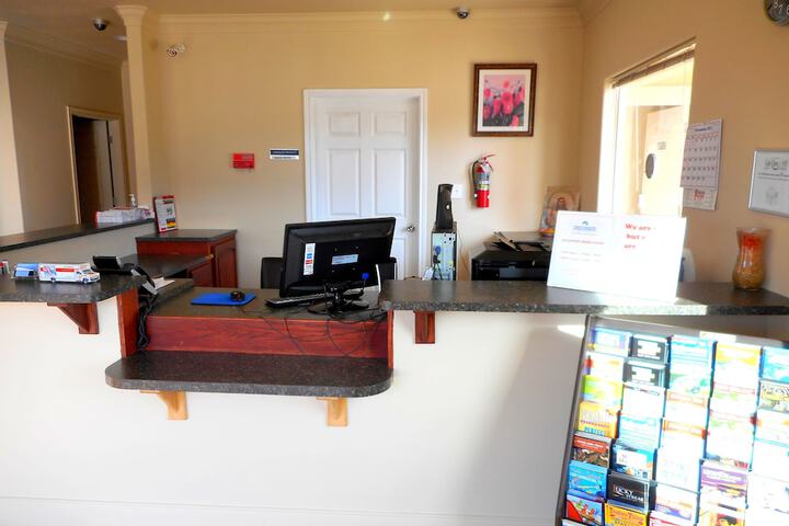 Crossroads Inn & Suites