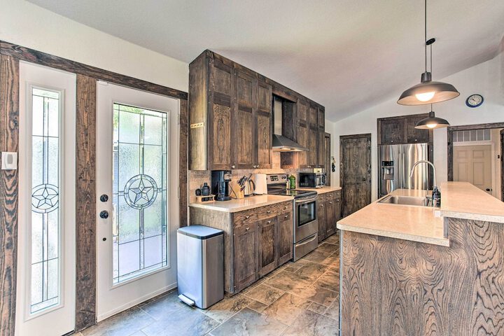 Tool Waterfront Home w / Hot Tub & Fire Pit!