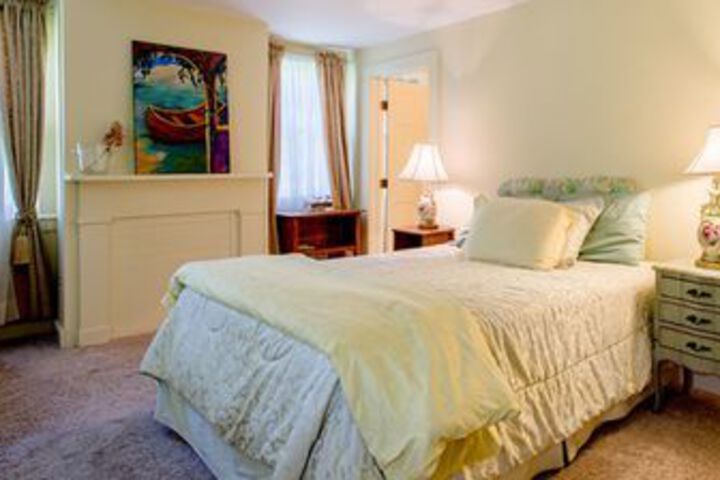 Le Petit Chateau Inn
