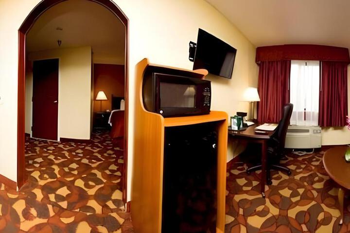 Quality Inn & Suites Kansas City I-435n Near Sports Complex