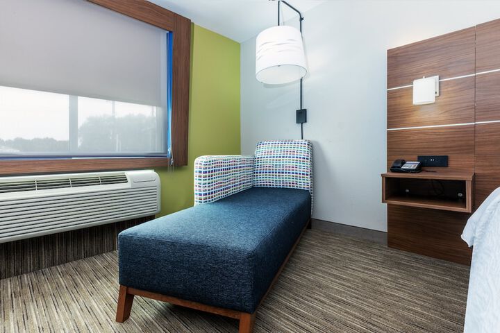 Room 27 of 34