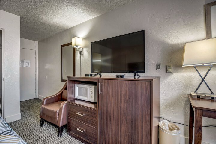Room 70 of 86