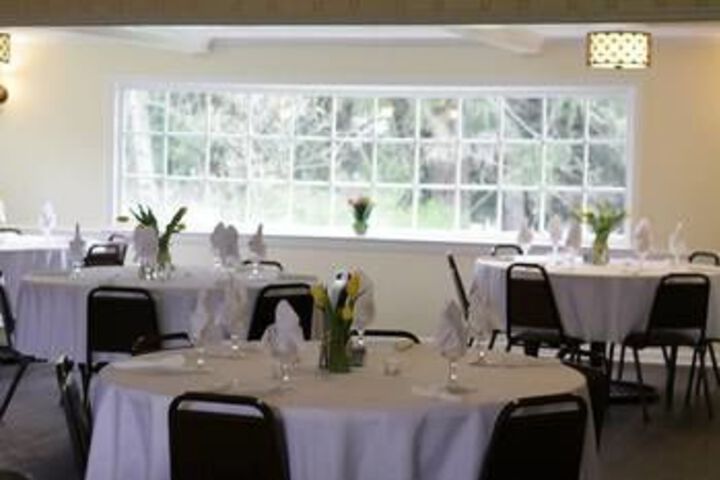 Edgewater Inn & Riverside Grill