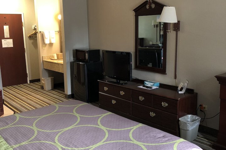 Super 8 by Wyndham Aurora / Naperville Area