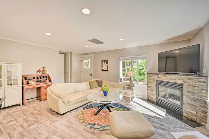 Family-friendly Kirkland Home 1 Mi to Downtown