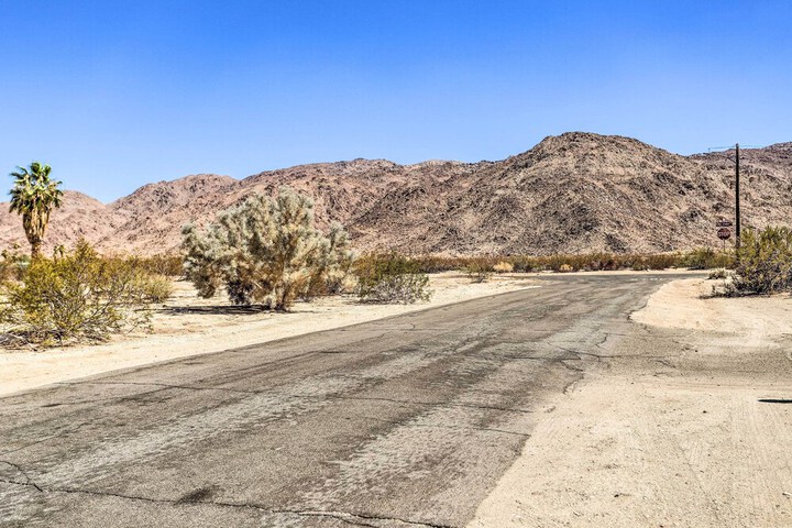 Indie-eclectic Desert Home w / Hot Tub + Patio
