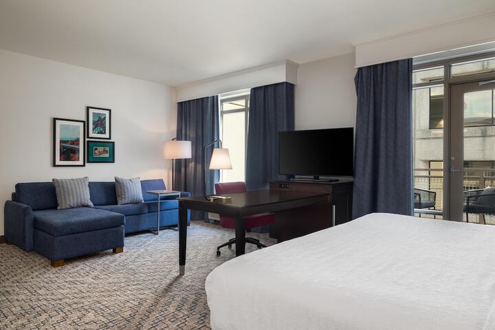 Hampton Inn & Suites Roanoke-Downtown