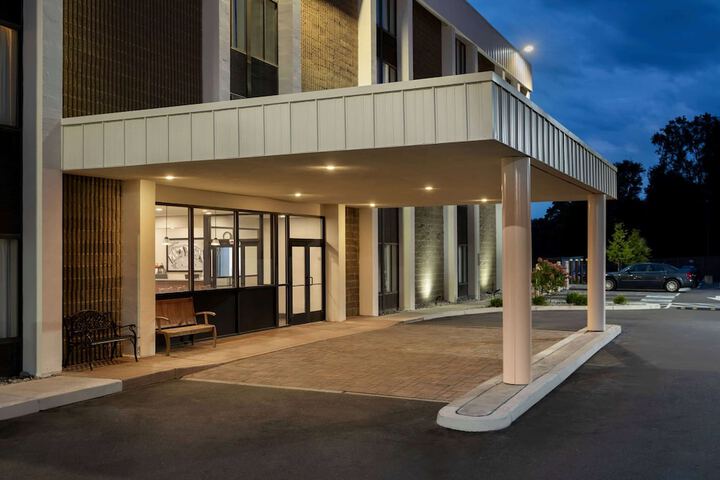 Super 8 by Wyndham Liverpool / Syracuse North Airport