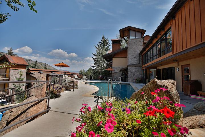 The Crestwood Condominiums
