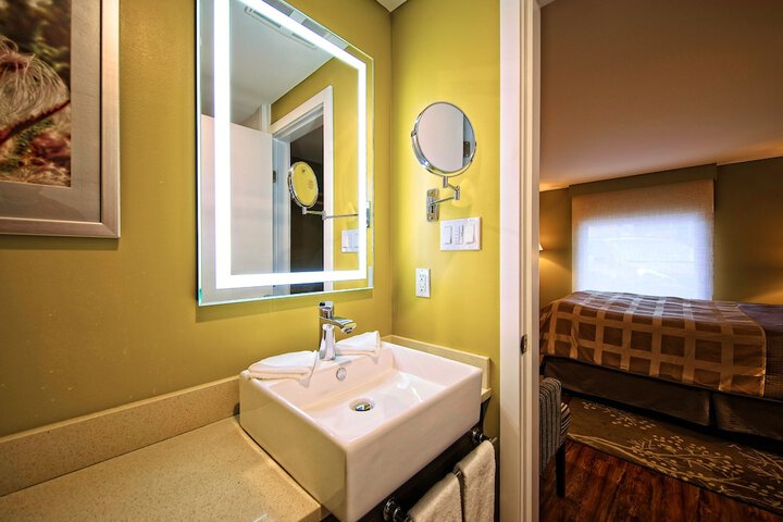 Room 32 of 40