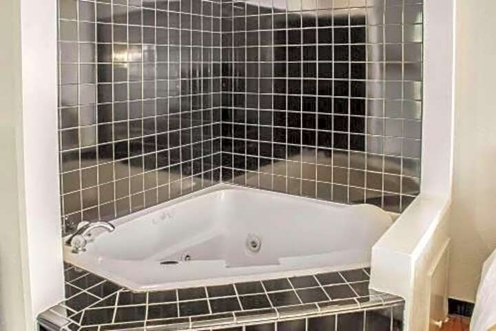 Rodeway Inn & Suites