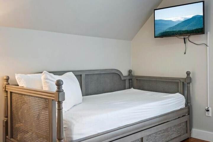 The Aurora Inn & Cottages