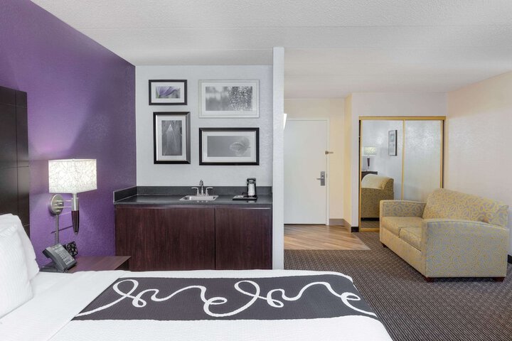 La Quinta Inn & Suites by Wyndham Clifton / Rutherford