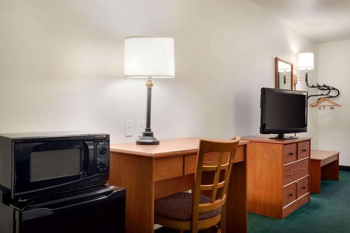 Room 10 of 14