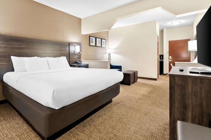 Comfort Suites near Robins Air Force Base