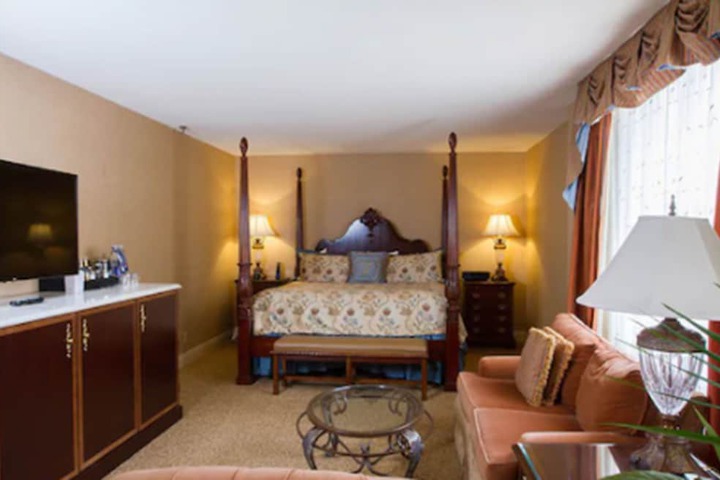 Room 27 of 61