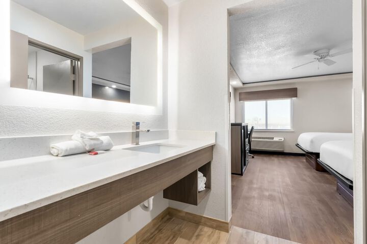 Baymont by Wyndham Arlington at Six Flags Dr