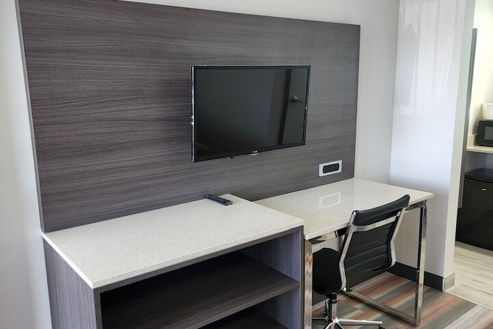 Travelodge by Wyndham Fullerton Near Anaheim