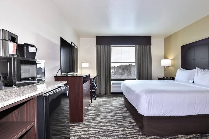 Cobblestone Hotel & Suites - Waukesha / West Milwaukee