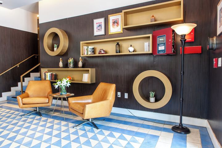 Lounge 70 of 79