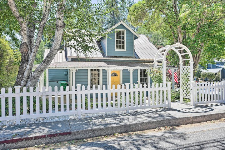 Downtown Nevada City 1900 Victorian Retreat!