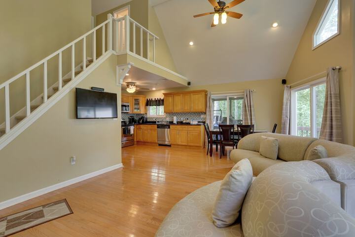 Pools Hot Tub & More: Bushkill Mountain Getaway!