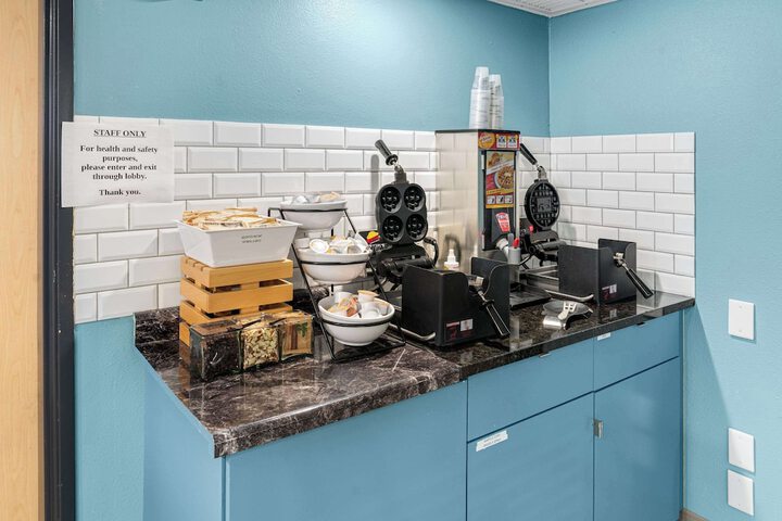 Country Inn & Suites by Radisson Brookings, SD