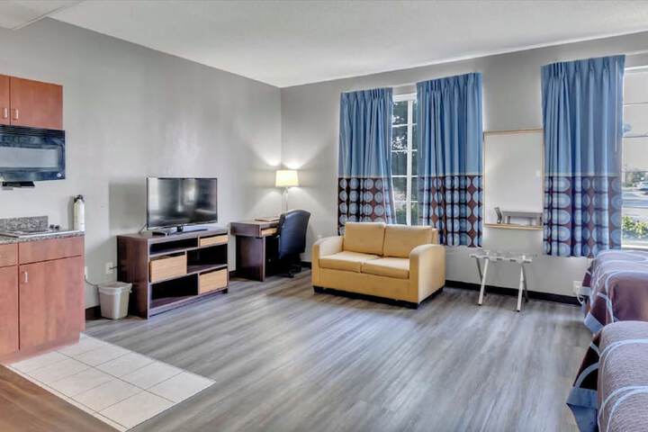 Super 8 by Wyndham Smithfield / Selma
