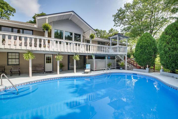 Private Pool: Lakefront Home in Hot Springs!