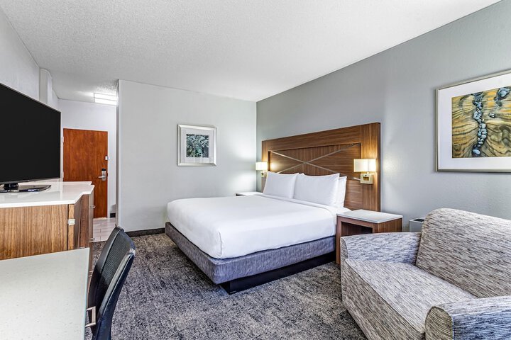 DoubleTree by Hilton Milwaukee Downtown