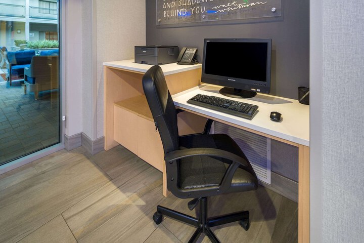 La Quinta Inn & Suites by Wyndham Orange County Airport