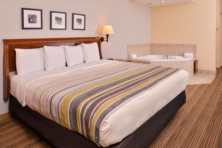 Country Inn & Suites by Radisson Omaha Airport, IA