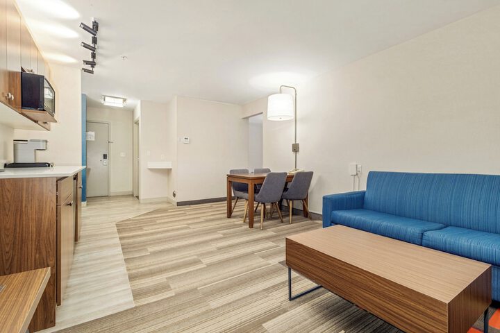 Room 43 of 348