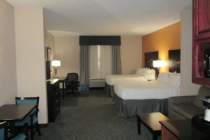 Room 10 of 28